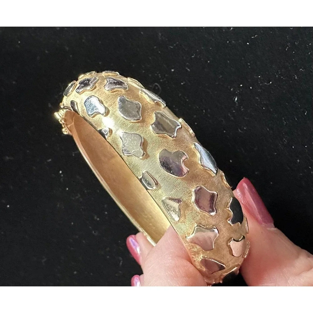 Vintage Trifari Hinged Bangle Bracelet Gold &‎ Silver Pebble Design